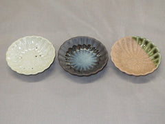 Japanese style chrysanthemum-shaped round small plate